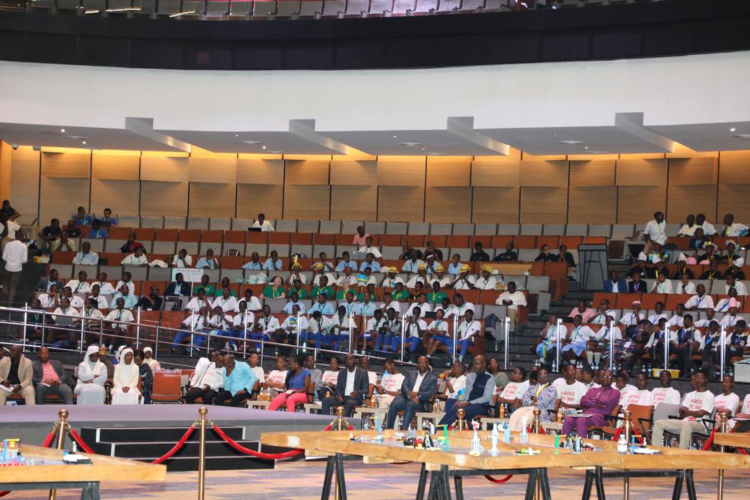 Rwanda_Edu's tweet image. Minister of Education @JoNsengimana celebrated young innovators at the First Lego League & AI Hackathon 2025 grand finale, applauding their creativity in science, AI, and robotics.
He said:
"Congratulations to all participants—you are true innovators! A warm welcome to our…