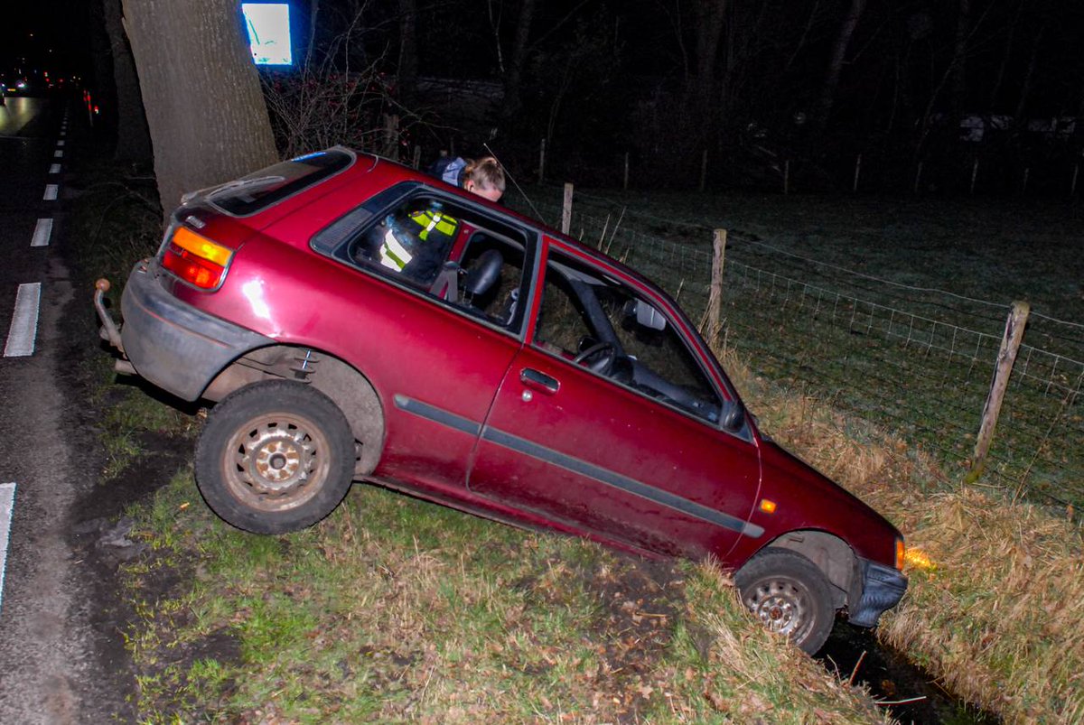 Auto belandt in sloot langs Boerakkerweg in Niebert