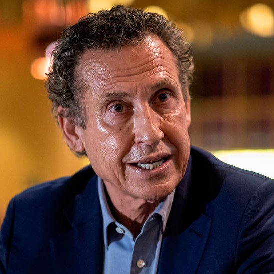 "Para sustituir las calles creamos las academias, que achican el campo de aprendizaje. Si es social, porque te cobran. Si es profesional, porque solo hay sitio para los excelentes. La calle nos admitía a todos. Nos enseñaba del fútbol y de la vida".

✍️ Jorge Valdano (El País).