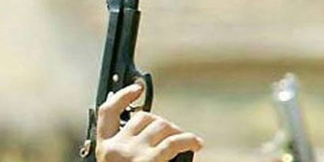 #SONDAKİKA
Düğün ve Asker Uğurlamalarında Havaya Ateş Açanlara 10 Yıla Kadar Hapis Cezası

Türkiye'de düğün, nişan ve asker uğurlaması gibi organizasyonlarda havaya ateş açanlar için yeni yasal düzenleme getirildi. Bu tür eylemlerde bulunan kişiler, 10 yıla kadar hapis cezası ile