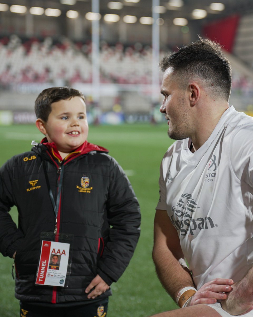 UlsterRugby's tweet image. Ollie x Jacob 🫶

A special moment for @lurgan_rfc’s Ollie Smyth as he met his favourite Ulster player after presenting the Player of the Match medal during the @URCOfficial’s Origins Round celebrations ❤️🏉