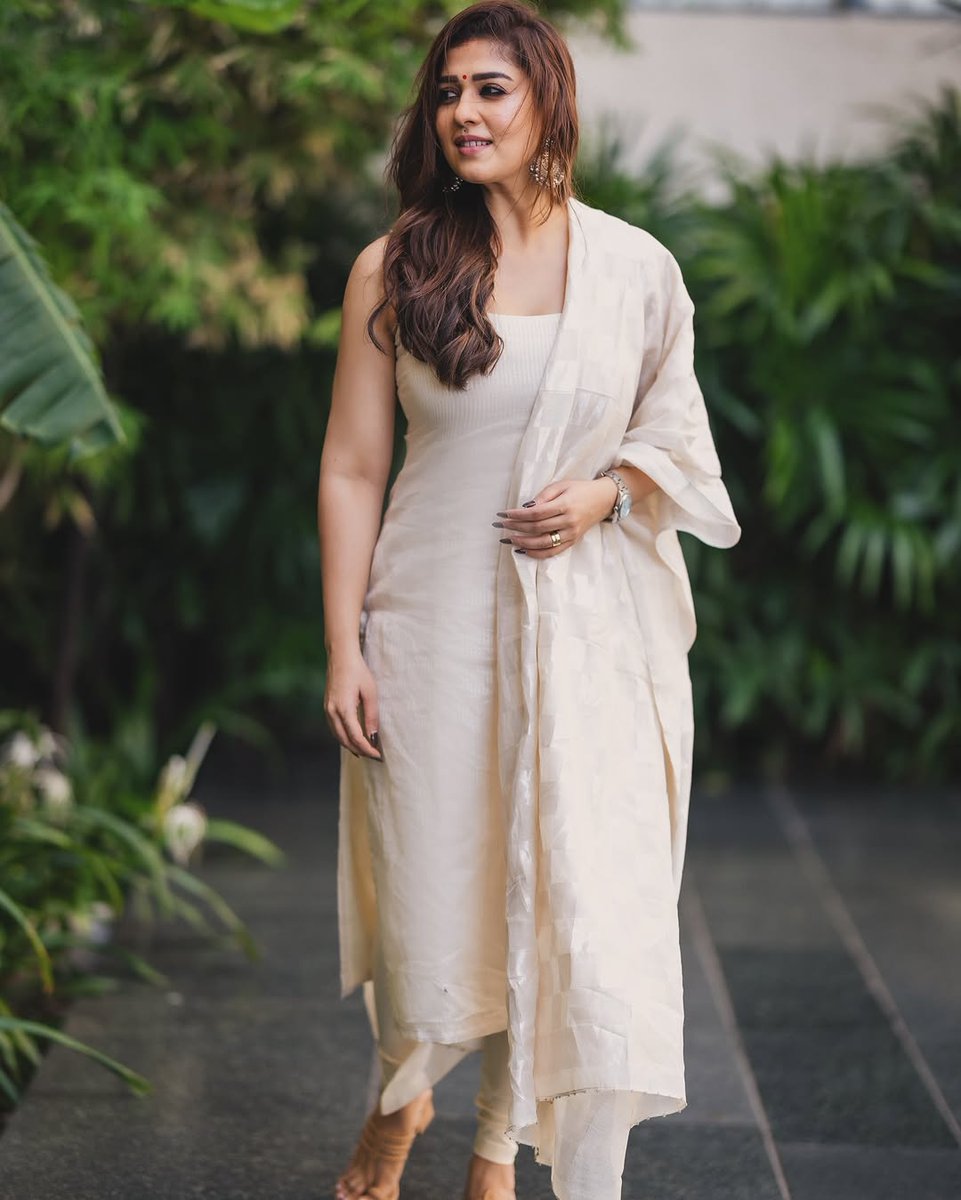 bollywood4200's tweet photo. From her captivating on-screen presence to her versatile acting range, Nayanthara is definitely a force to be reckoned with in Bollywood. #Nayanthara #Bollywood 🎥✨ https://t.co/PIe7ZLWLGw
