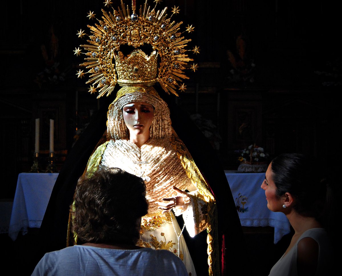 “Madre del Silencio, en tu mirada encontramos consuelo y en tus manos extendidas, refugio. 

A Ti acudimos con fe, buscando paz en medio del ruido del mundo.”

#AmaryServir
