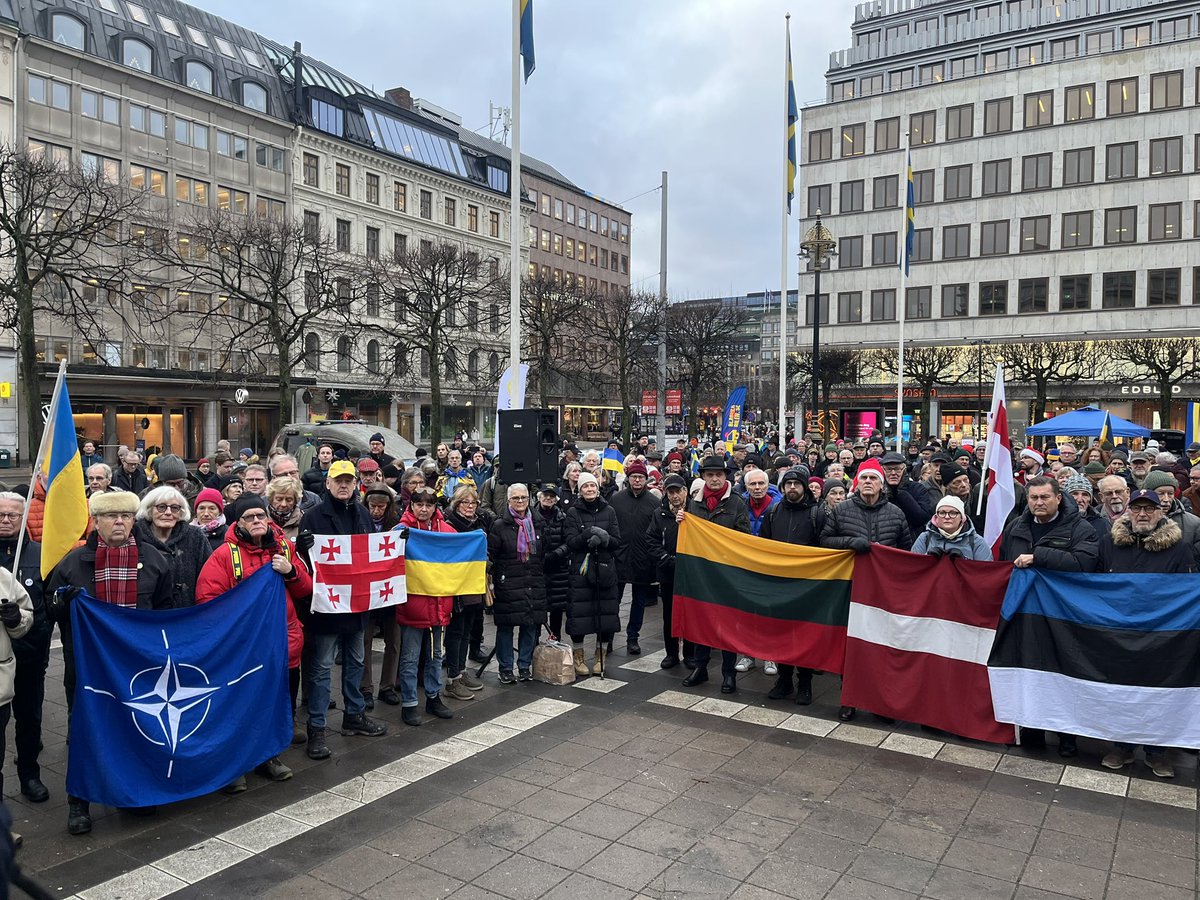 Mndagsrrelsen21's tweet image. 🇺🇦🇸🇪 Måndagsrörelsen träffas imorgon kl 12 som alltid på Norrmalmstorg.
Kom och visa stöd för Ukraina som försvarar sig heroiskt mot den ryska invasionen, och extra viktigt i denna trumpska förnedringens tid.
Slava Ukraini 🇺🇦