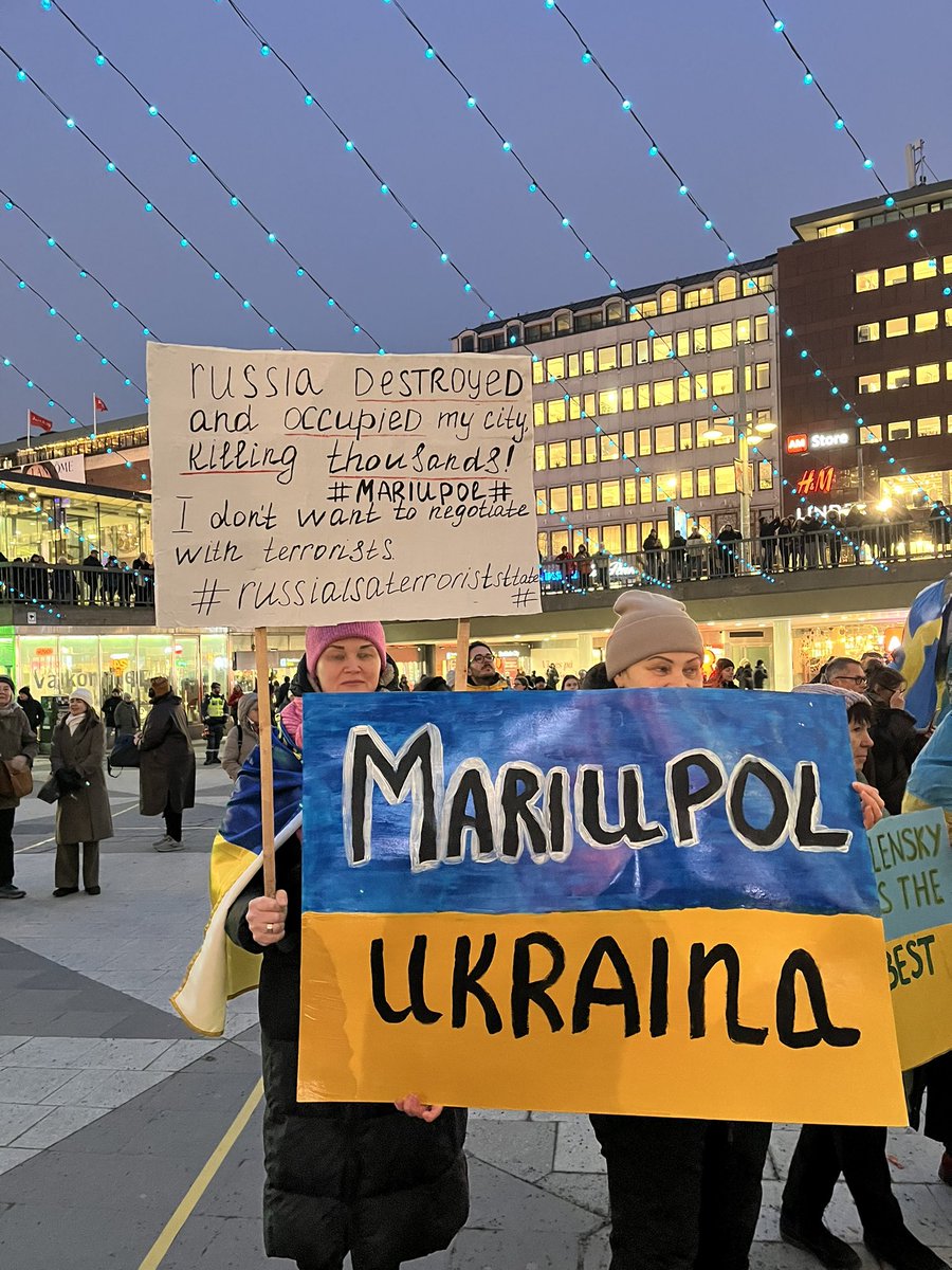 Mndagsrrelsen21's tweet image. 🇺🇦🇸🇪 Måndagsrörelsen träffas imorgon kl 12 som alltid på Norrmalmstorg.
Kom och visa stöd för Ukraina som försvarar sig heroiskt mot den ryska invasionen, och extra viktigt i denna trumpska förnedringens tid.
Slava Ukraini 🇺🇦