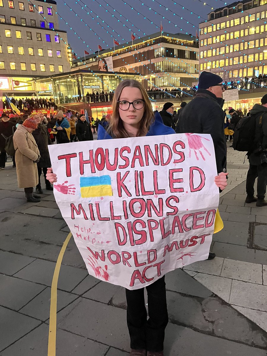 Mndagsrrelsen21's tweet image. 🇺🇦🇸🇪 Måndagsrörelsen träffas imorgon kl 12 som alltid på Norrmalmstorg.
Kom och visa stöd för Ukraina som försvarar sig heroiskt mot den ryska invasionen, och extra viktigt i denna trumpska förnedringens tid.
Slava Ukraini 🇺🇦
