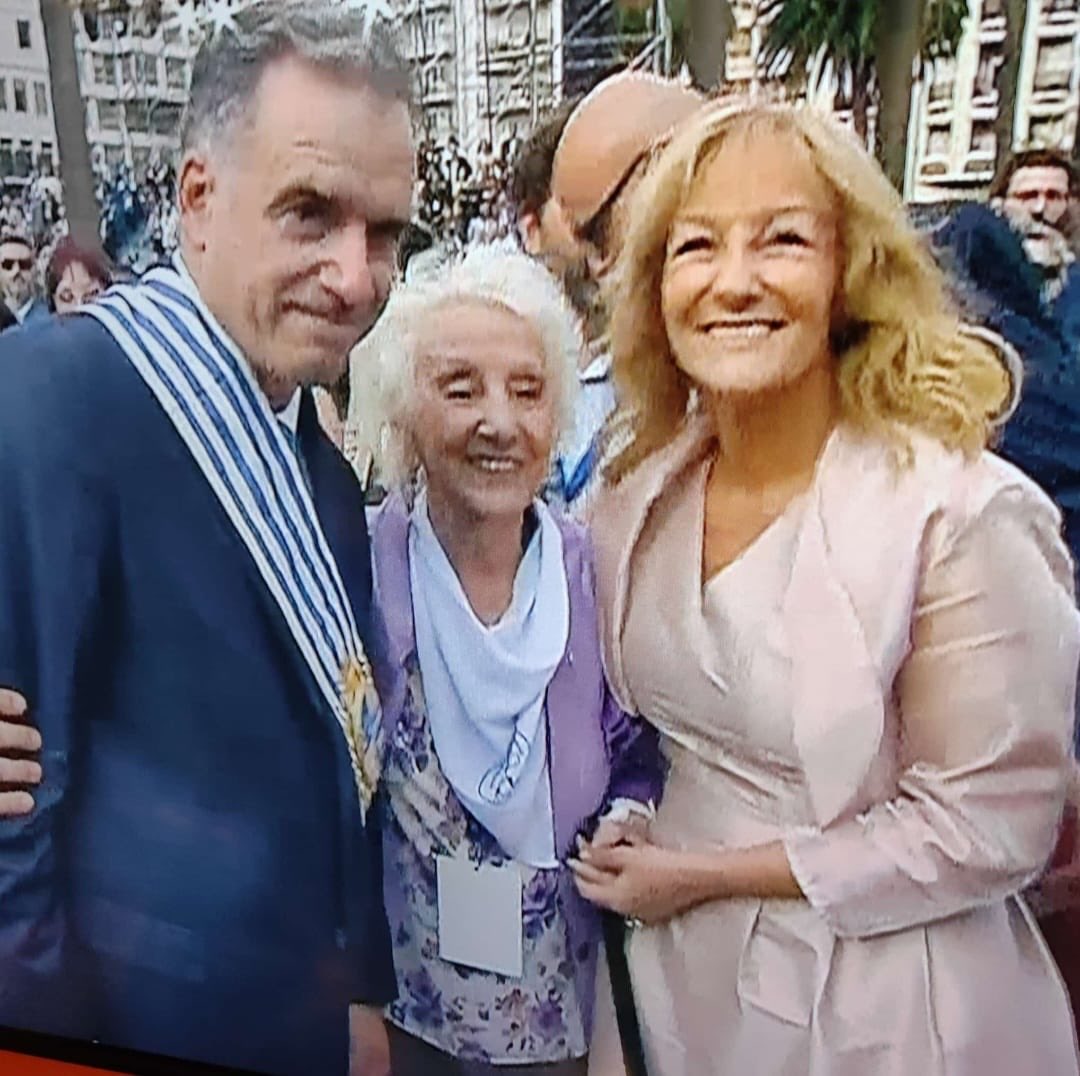 A través de Estela, nuestro mejor rostro, vaya nuestro abrazo a este Uruguay tan amplio como un mar de fueguitos y tan libre como tu mirada que mira y siembra futuro! ✌🏽