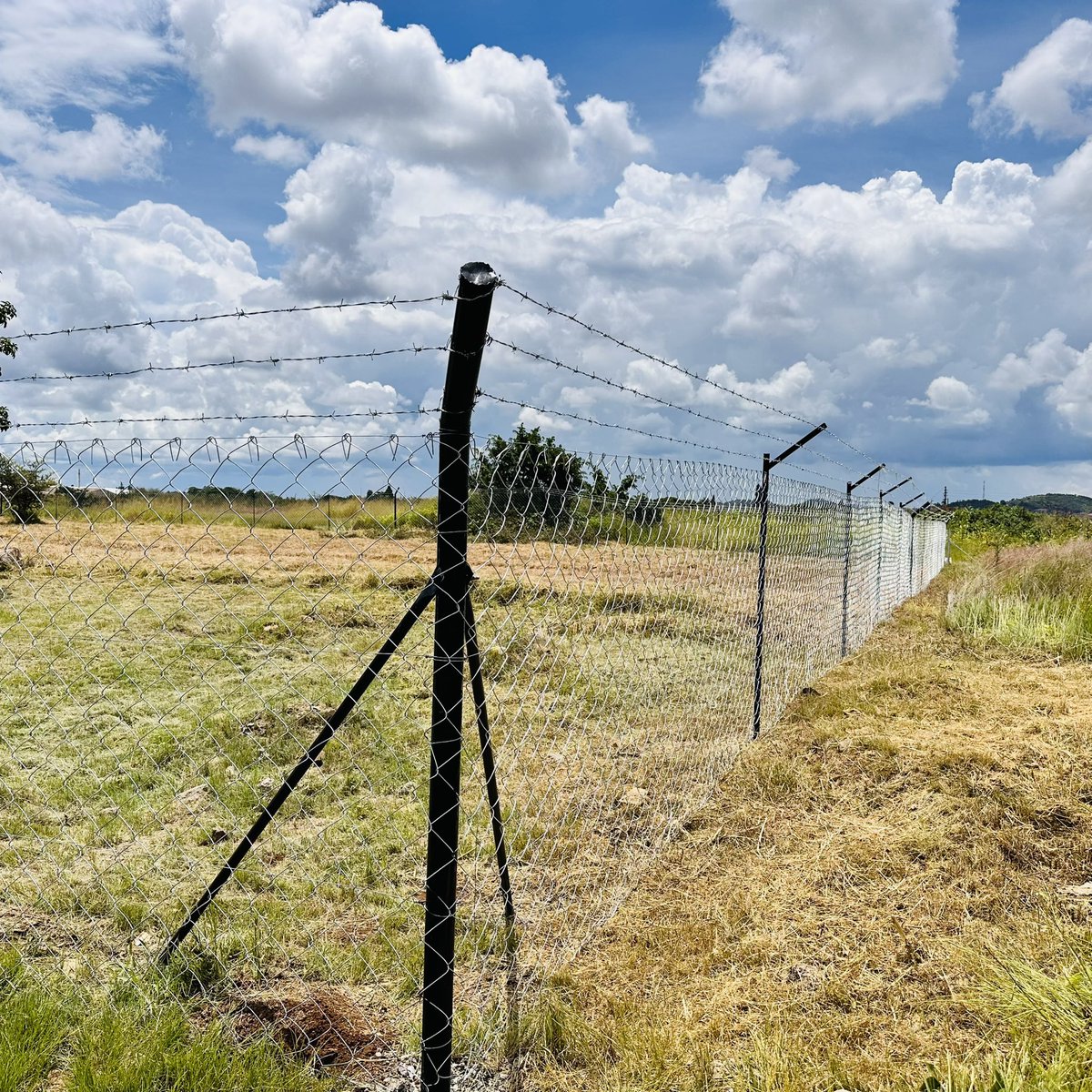 IdeaManyama's tweet photo. @redmarketsunday @iMisred For All Your Fencing Services Including Installations anywhere in Zimbabwe, Call or WhatsApp +263 771 347 819 / +263 713 292 691. Located @ Old SPCA Complex, Seke Rd. Harare. https://t.co/66S26NK6lM