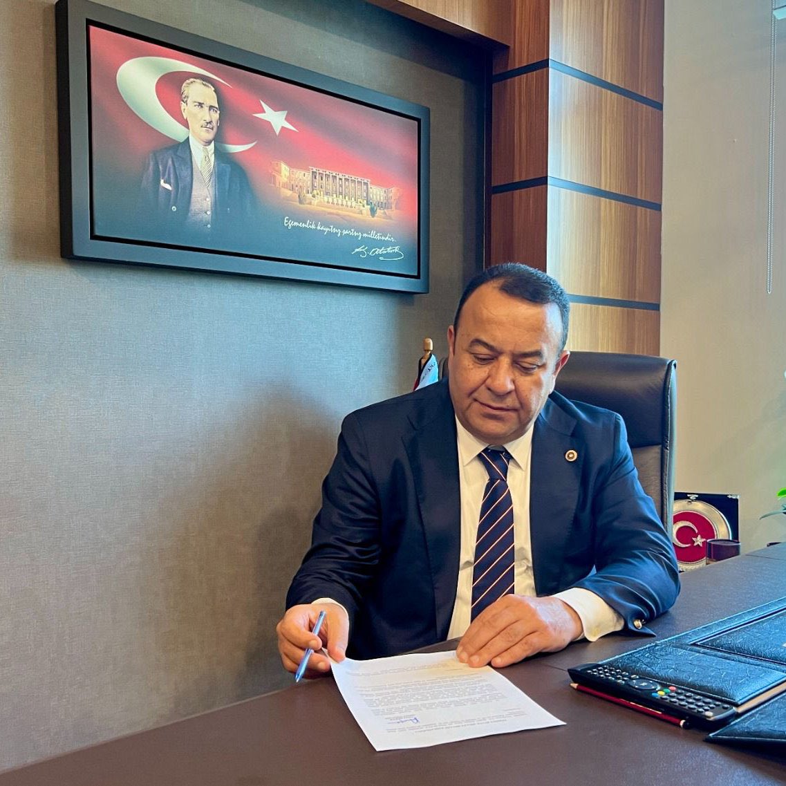 #SONDAKİKA <a href="/AdnanBekerr/">Adnan Beker</a>

Adnan Beker CHP'ye Katılıyor: Grup Toplantısında Resmi Açıklama Bekleniyor  

Bağımsız Ankara Milletvekili Adnan Beker’in önümüzdeki Salı günü CHP grup toplantısında partisine katılacağı öğrenildi. CHP kaynakları, Beker’in katılımını doğruladı. Resmi