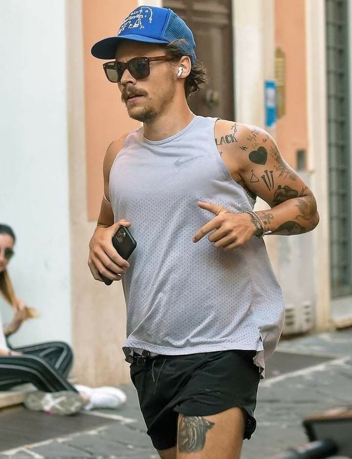 HarryMexOficial's tweet photo. De acuerdo al portal Runner's World, Harry terminó el maratón  por delante de más de 30mil personas.

"Si bien docenas de celebridades han corrido maratones , la marca de menos de 3:30 de Styles lo coloca entre los más rápidos." https://t.co/pH0Xn8RXMe