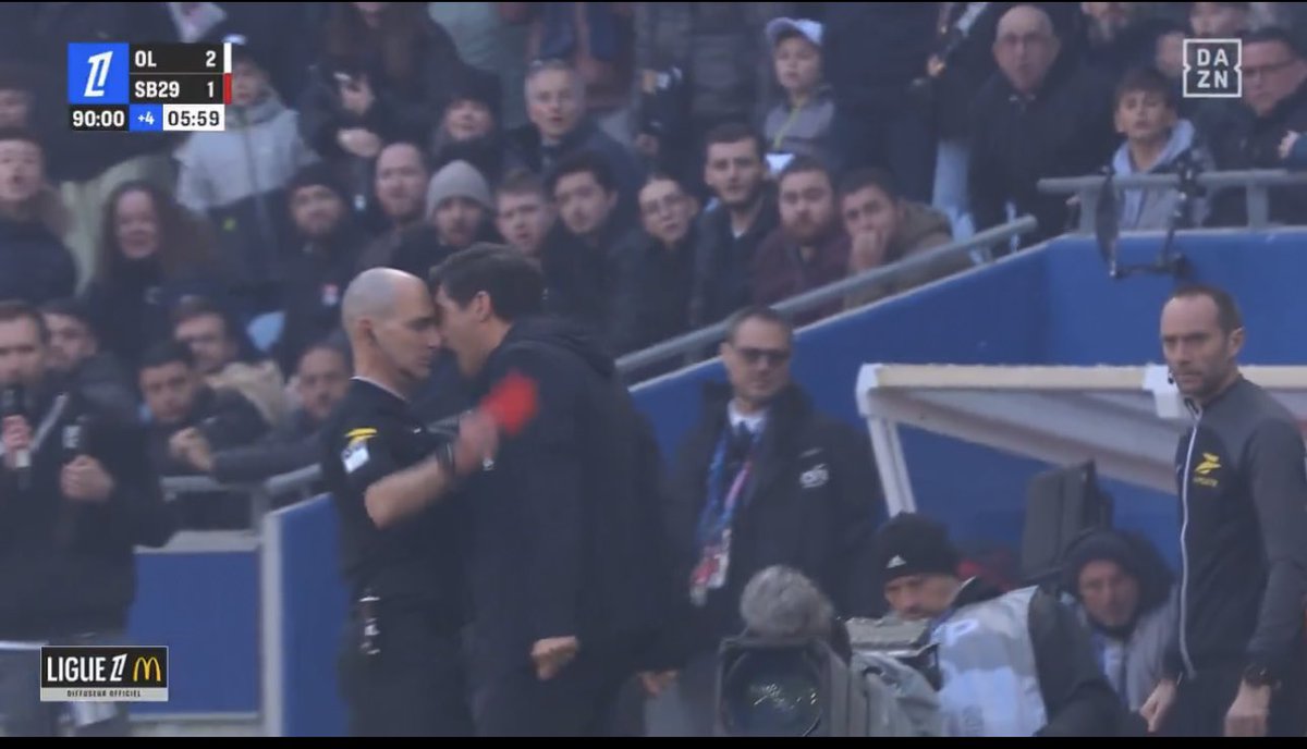 Les gars Benatia a pris 3 mois pour le doigt, Longoria 15 match pour petage de plombs face caméras! Alors là j’attends la sanction pour Foncseca 😂😂 coup de tête à l’arbitre 😂😂
#OLSB29 #Lyon #om #lfp #rmclive 🍿🍿🍿#Ligu1 #Ligue1McDonalds