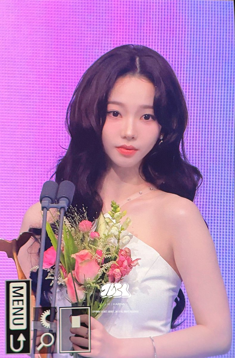 완쟈님네...
공주님이 완쟈님에게 반한 순간
=결혼식장일 듯
첫만남에는 그냥
얼굴도 모르던 정략혼 상대가
이정도면 제법 준수하니
적당히 좋게 잘 지낼 수 있을 것 같다
<쯤의 감상이었는데
결혼식 당일에
입장하는 본인 맞은편에서
이러고 쳐다보는 완쟈님에
그대로 폴인럽 해버리심