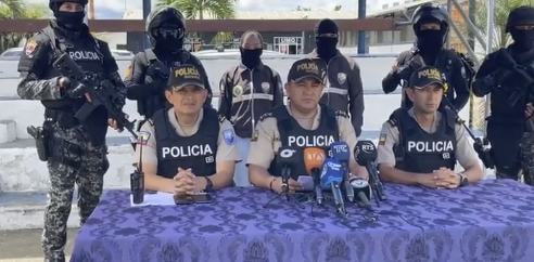 PoliciaEcuador's tweet photo. 🔴📽️ #AHORA ||
En #RuedaDePrensa informamos sobre los resultados del operativo #Apolo3 realizado en #Manabí.
Preside, #CrnlRenánMiller, Cmdt. #Zona4
📡▶️ Sigue la transmisión en vivo:
https://t.co/NwQiTjyyp4
#PolicíaEcuador
#FeriadoConAcciónYCompromiso https://t.co/exybiS5qnH