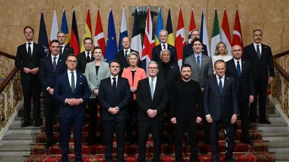 ObsDelphi's tweet photo. 🇬🇧🇪🇺Regardez bien le placement des dirigeants sur la photo.

1er plan : Finlande 🇫🇮, France 🇫🇷, Royaume-Uni 🇬🇧, Ukraine 🇺🇦 et Pologne 🇵🇱. Au fond à gauche Mark Rutte, le Secrétaire Général de l'OTAN, l'alliance qui risque de disparaître.

Et surtout, tout au fond, Olaf Scholz 🇩🇪, le chancelier allemand ultime vestige d'une Allemagne souhaitant ménager la Russie malgré son invasion, malgré ses crimes de guerre, malgré sa guerre hybride. Son héritage politique sera celui d'une faiblesse qui aura entraîné l'Europe au bord du précipice.

Cette image montre combien Scholz a déclassé son pays des grands enjeux sécuritaires européens. Il devrait être au premier plan, à côté de Starmer. Son remplaçant, Friedrich Merz, pourra difficilement faire pire.

En tout cas les leaders de l'Europe sont annoncés et la France en fait partie 🇫🇷