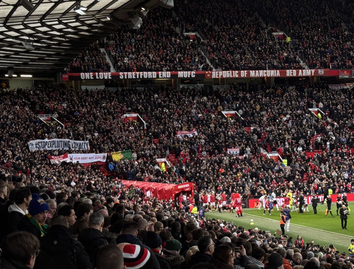 Ticket price protest continues inside Old Trafford as the #MUFC v #FFC players emerge