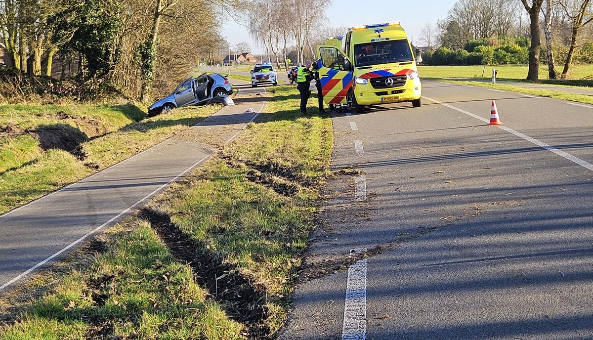 Auto in de sloot bij ongeval in Neede