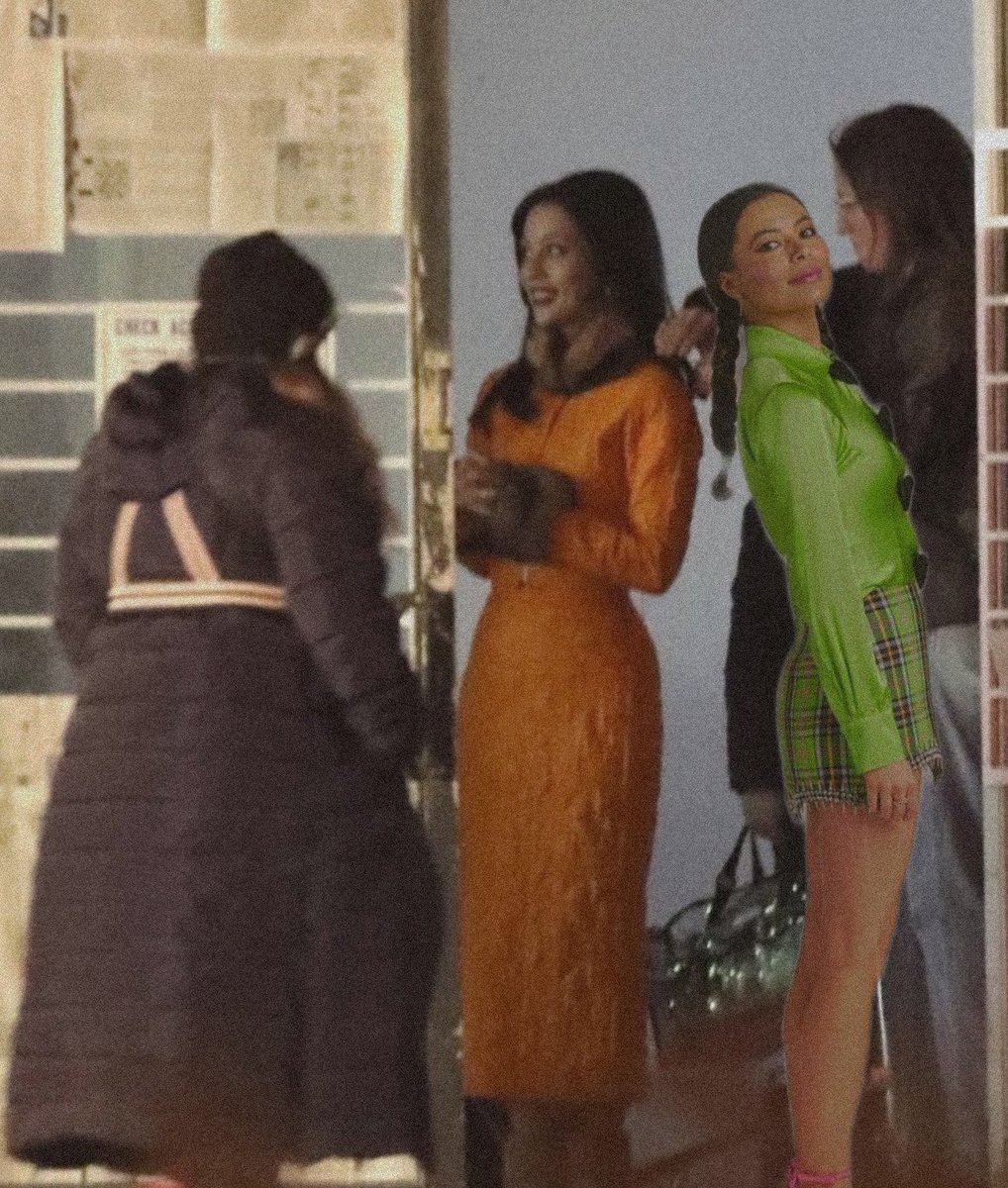CarlyShayCrave's tweet photo. 🚨 EXCLUSIVE:
Alexa Demie and Miranda Cosgrove on set for "EUPHORIA" Season 3 in Pearblossom, California on Friday night 👀

#EUPHORIA #EuphoriaSeason3 #LANIGHTS #AlexaDemie #MirandaCosgrove https://t.co/rTWdx98IXD