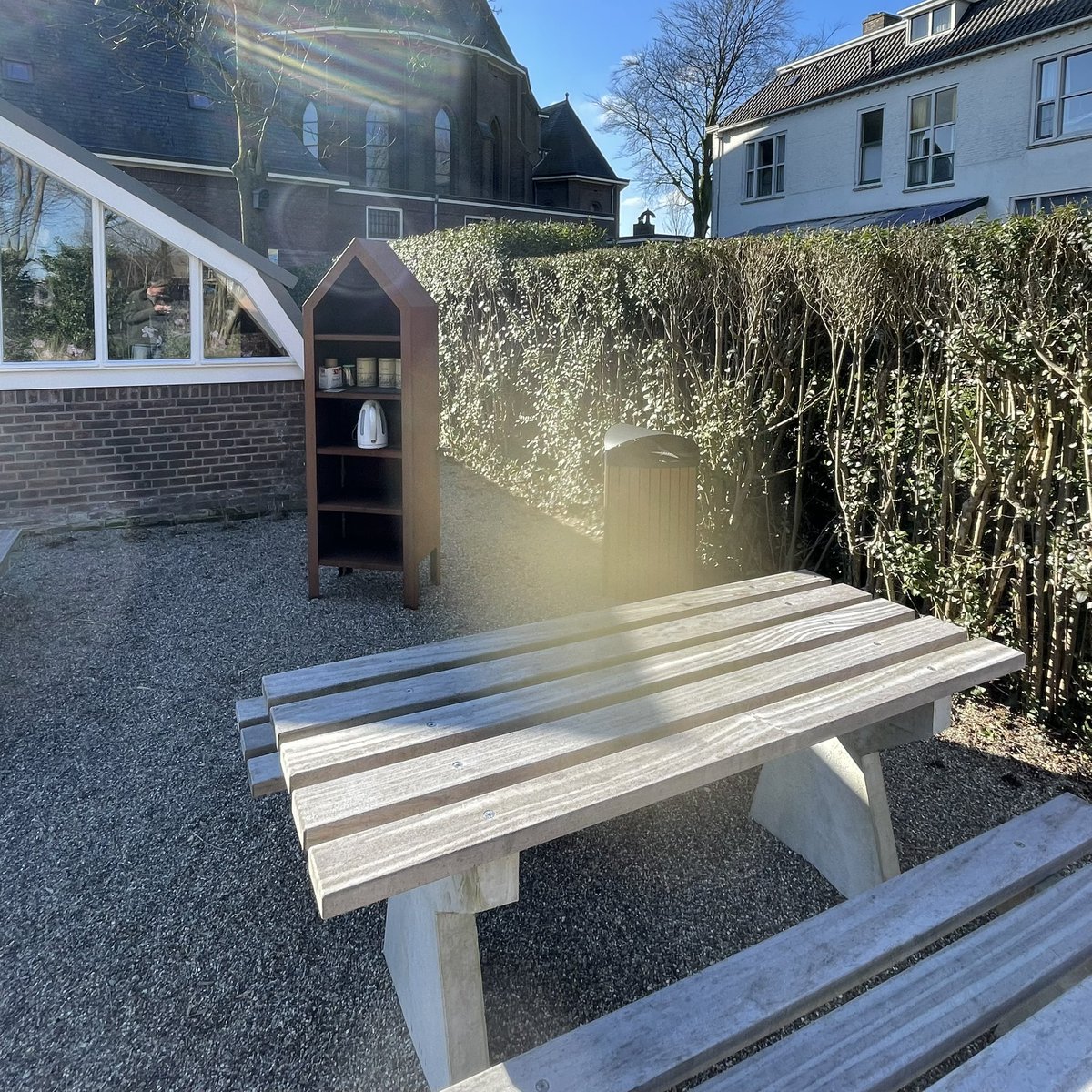 Groenehartstoc1's tweet photo. #Cabauw heeft sinds vorig jaar een nieuwe bezienswaardigheid: Naast de H. Jacobuskerk is de #Inspiratietuin geopend. Het doel is om mensen elkaar spontaan te laten ontmoeten #verbinding. Er is een #rustpunt ingericht voor een kop thee of koffie. Handig voor fietsers en wandelaars https://t.co/PxY66AUHp6