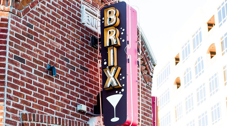 UNFOspreys's tweet photo. Need a place to watch tonight's game? BRIX in Jacksonville Beach has you covered!

March Madness is here so make sure to come out to BRIX tonight at 6:30 pm for the official watch party location of your Ospreys!

#SWOOP https://t.co/fASBe8Efu5