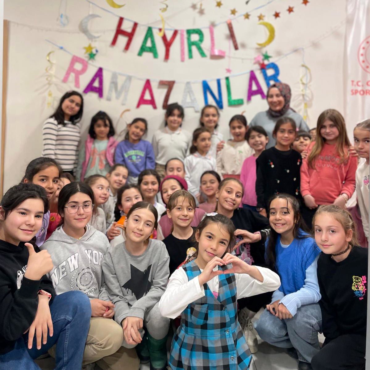 “Ramazan’ın manevi coşkusu gençlik merkezlerimizde ve kamplarımızda! 🌙✨”

Geleneksel motifler, sıcak sohbetler ve birlik ruhuyla Ramazan atmosferini gençlerimizle doyasıya yaşıyoruz.

#RamazanBereketi #GençlikMerkezleri