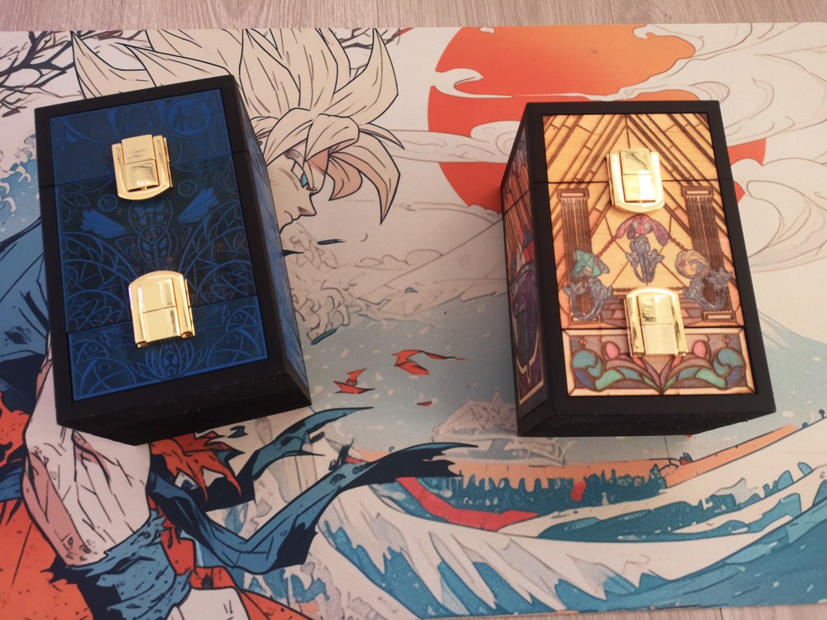 TheFishou's tweet photo. J'ai un viewer qui fait de magnifiques deck box en bois et tapis de jeu. Il m'en a envoyé quelques une, j'aime trop 😍😍.
Si jamais vous voulez taper le carton comme un pro, je vous mets le lien du site. https://t.co/uVMbl2oeyh https://t.co/IWeID3d6RC