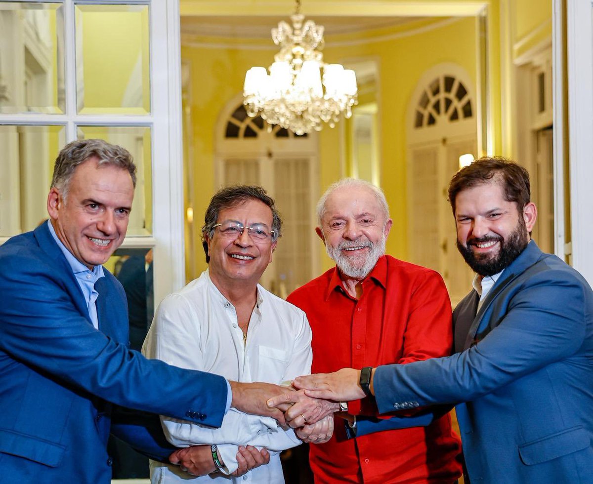 #Uruguay 🇺🇾 | Los presidente Gustavo Petro 🇨🇴 , Lula Da Silva 🇧🇷 y Gabriel Boric 🇨🇱 junto a Yamandu Orsi en su asunción como presidente de Uruguay.