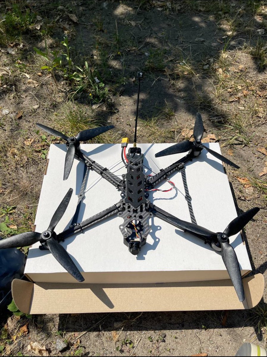 natsecboogie's tweet image. From @HaitiInfoProj we have a video from Port Au Prince, Haiti of a FPV drone that was found after an attack on the Viv Ansanm gang.

The drone has the same characteristics of a SkyForce ARES 9” FPV drone. It has a similar antenna, arm reinforcement struts &amp;amp; camera casing area.