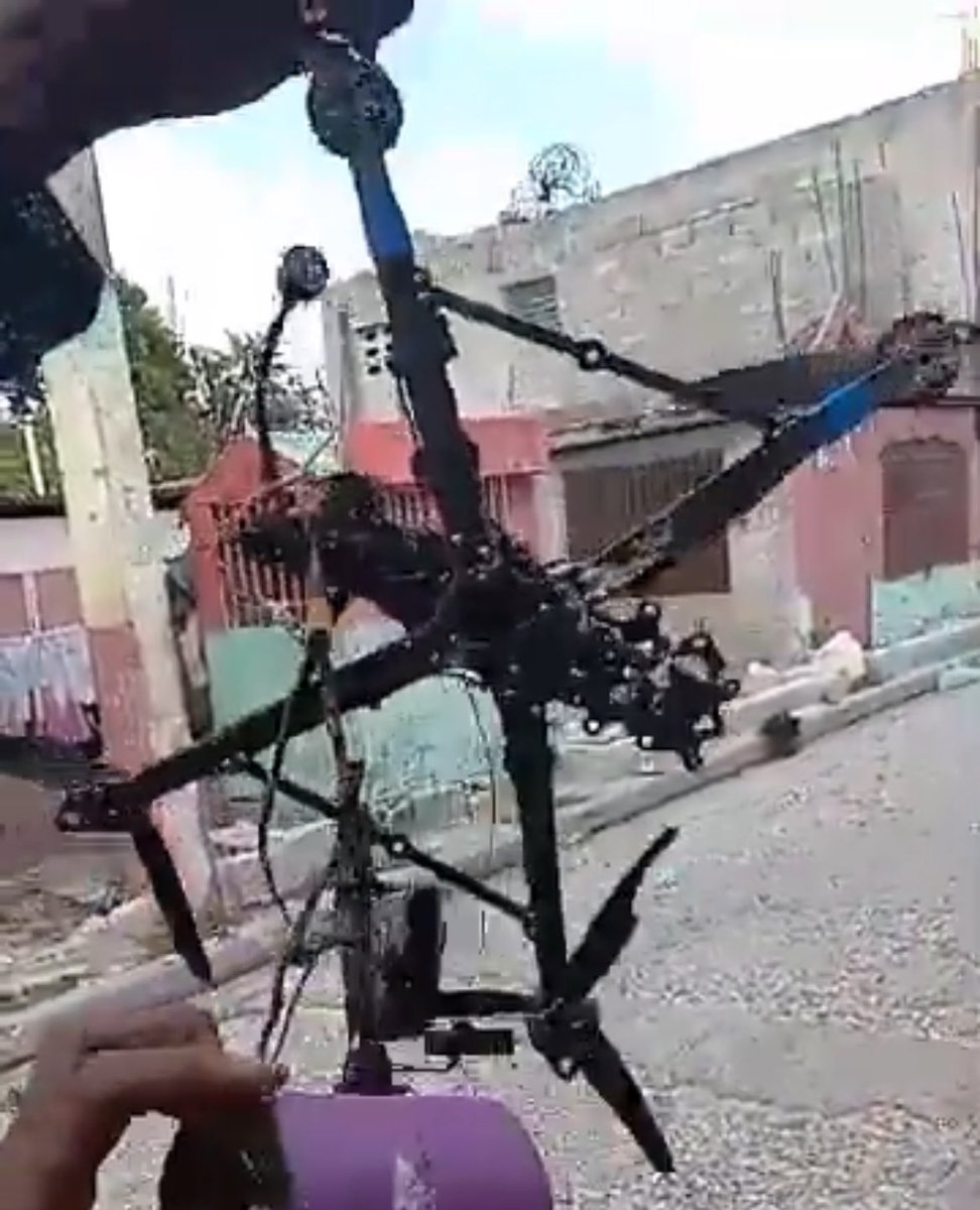 natsecboogie's tweet image. From @HaitiInfoProj we have a video from Port Au Prince, Haiti of a FPV drone that was found after an attack on the Viv Ansanm gang.

The drone has the same characteristics of a SkyForce ARES 9” FPV drone. It has a similar antenna, arm reinforcement struts &amp;amp; camera casing area.
