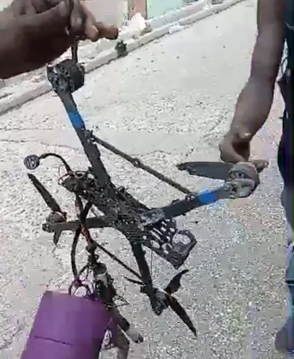natsecboogie's tweet image. From @HaitiInfoProj we have a video from Port Au Prince, Haiti of a FPV drone that was found after an attack on the Viv Ansanm gang.

The drone has the same characteristics of a SkyForce ARES 9” FPV drone. It has a similar antenna, arm reinforcement struts &amp;amp; camera casing area.
