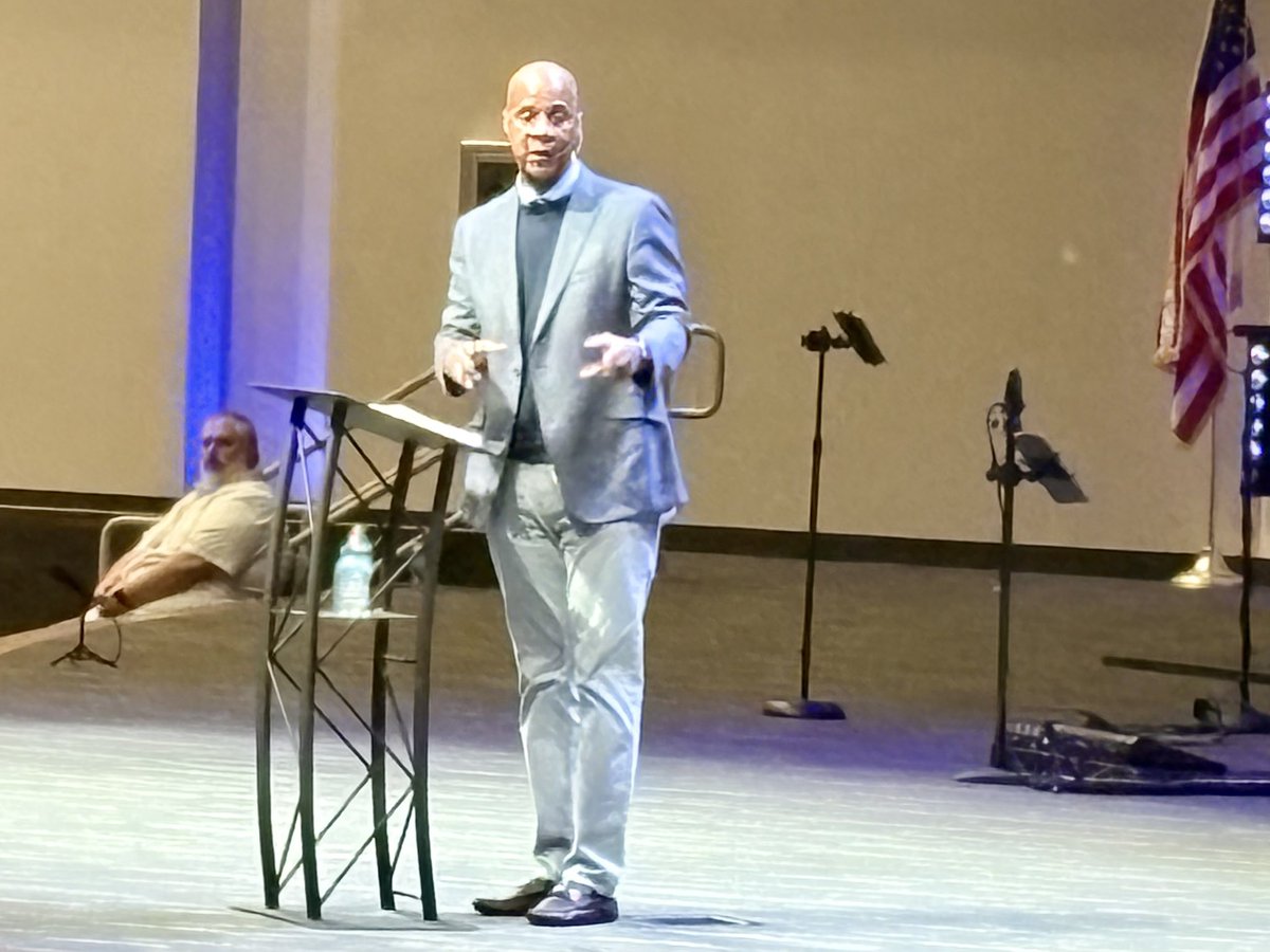 What a beautiful, powerful testimony from former <a href="/MLB/">MLB</a> great <a href="/DarrylStraw/">Darryl Strawberry</a> Darryl Strawberry at church today. From $3 million in debt &amp; no driver’s license, to traveling the world preaching the word of God!