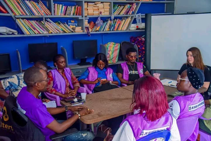 ButterflyO35612's tweet photo. 🦋||• Diplomatie 

Basée sur la coopération entre ces 2 institutions, l'ONG Butterfly a accueilli hier 1er Mars dans son siège à Brazzaville Mme Tiphaine COULARDEAU de la délégation de l'Union Européenne, rencontre visant à accompagner l'ONG dans ses engagements communautaires. https://t.co/HQ91ES6fvn