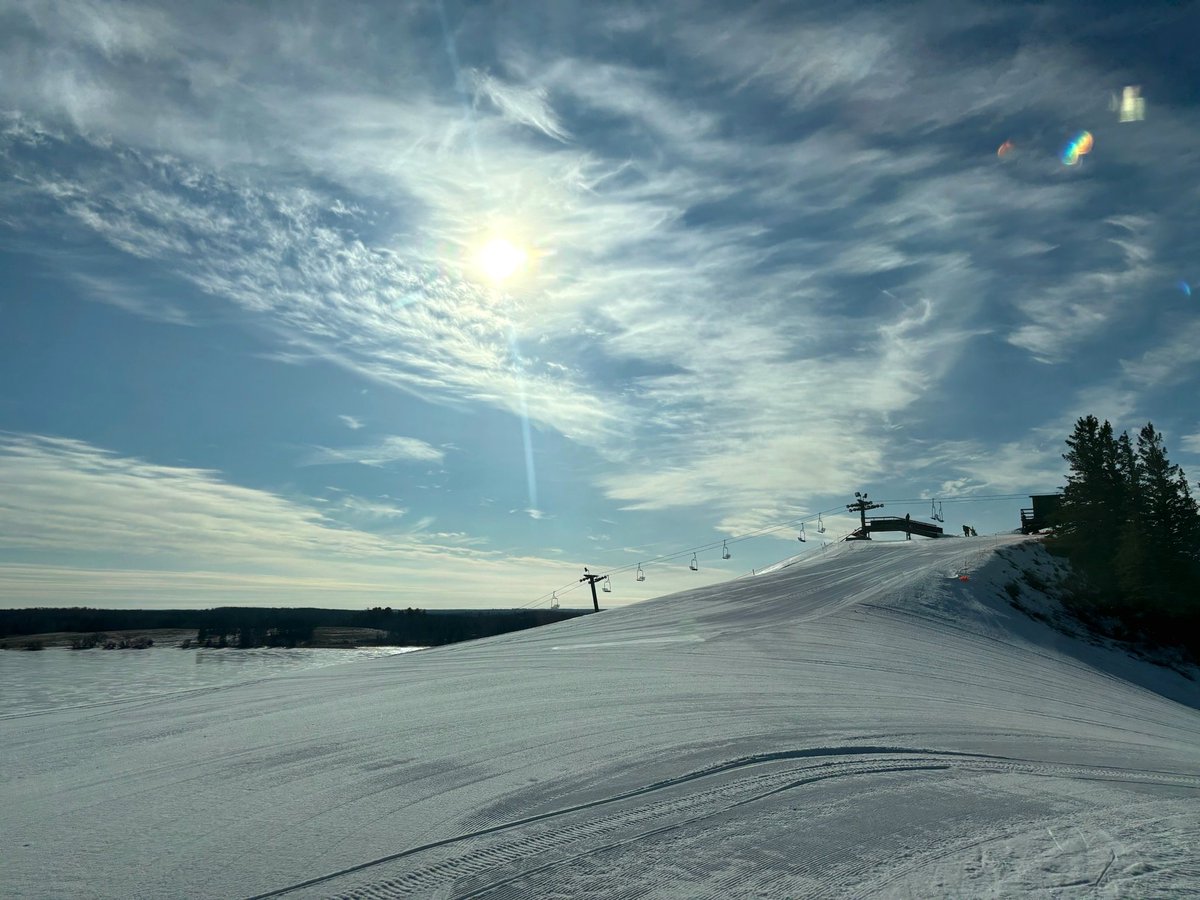 Happy Sunday, everyone!! Another sunny day!☀️😍

What's a better way than to spend a beautiful day skiing, snowboarding, or tubing?!⛷️🏂 

Open today: 11am-6pm for skiing &amp; boarding, and 12-6pm for tubing. (Online reservations for tubing) bvskiarea.com