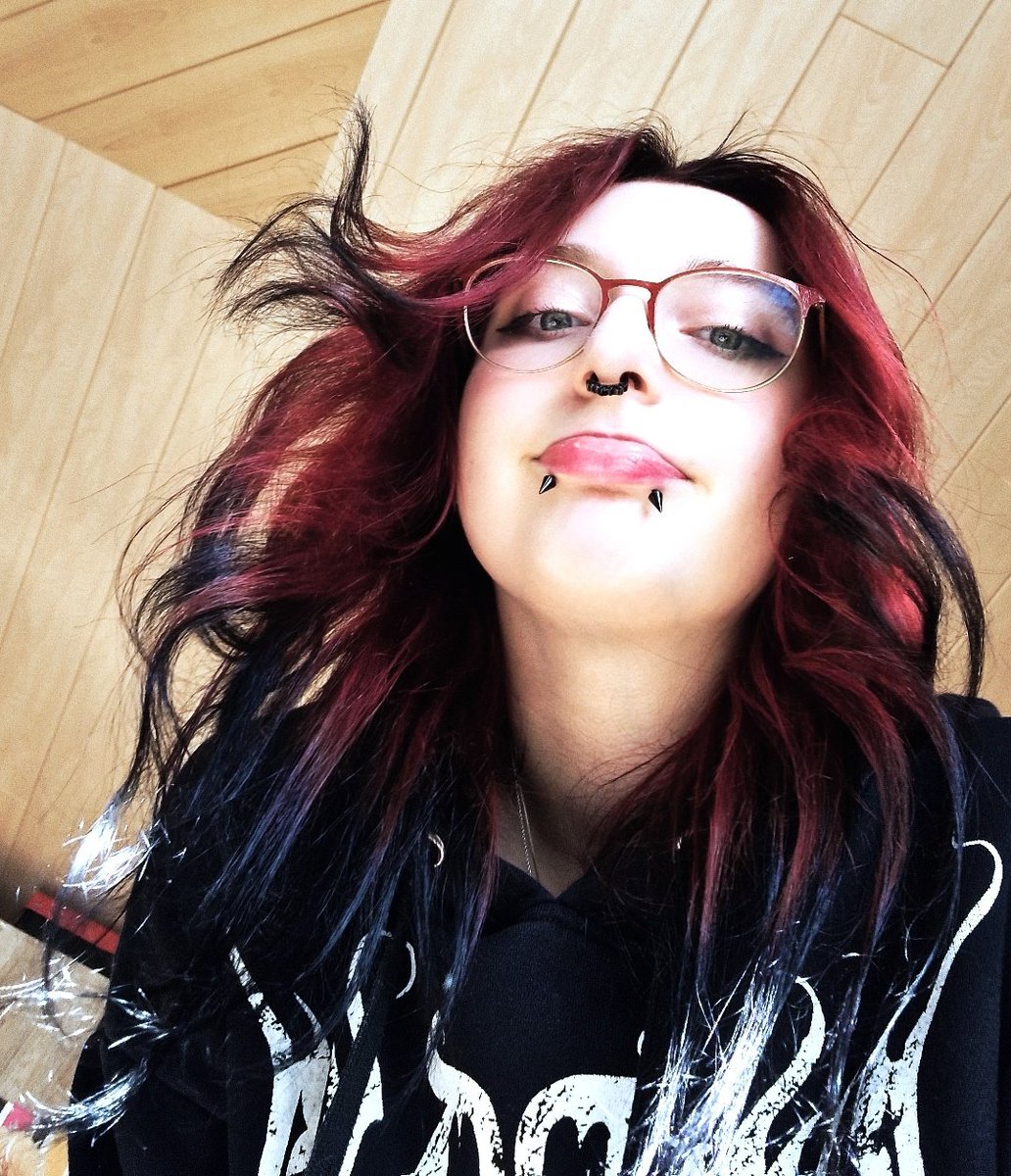 Neue Frisur und Spitzen Schwarz gefärbt. Wie finden wir das? 🖤❤️