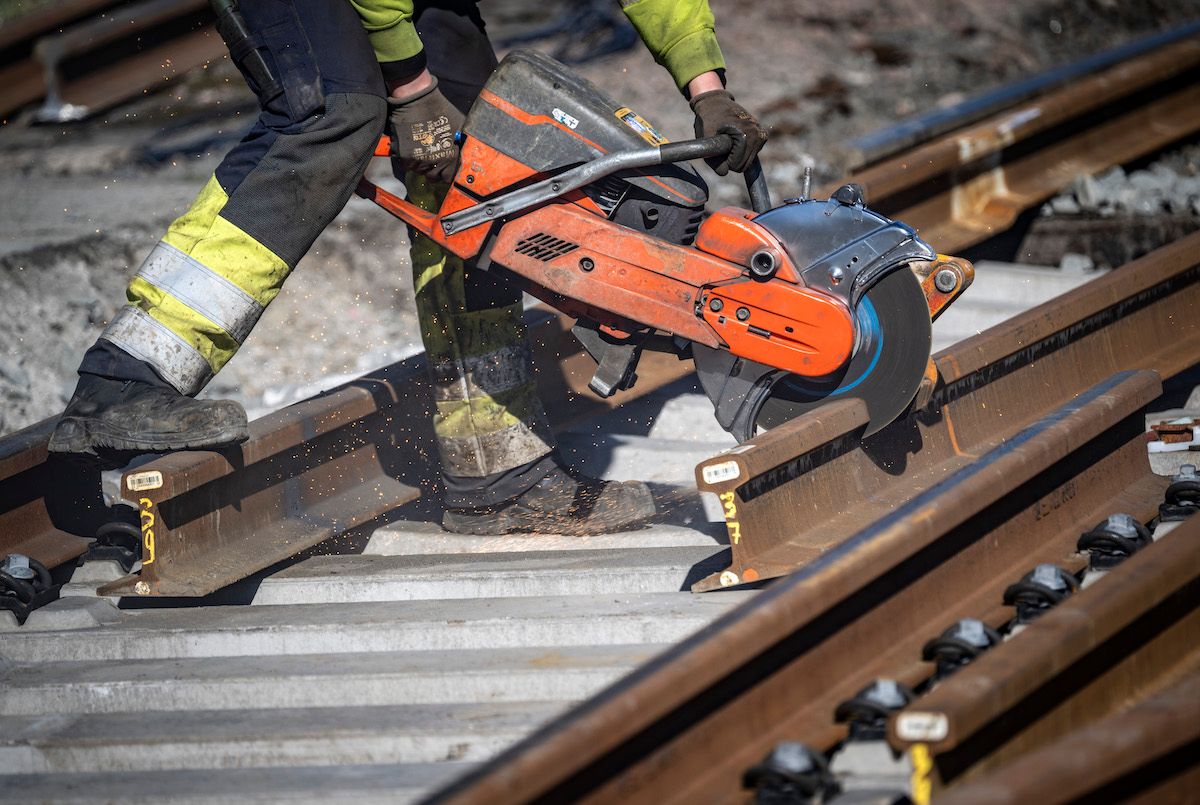 Den svenska järnvägen är sliten och i behov av stora underhåll. Förra året anmäldes över 70 000 fel på järnvägen, vilket leder till förseningar och inställda tåg. Trafikverket har fått mer pengar men underhållsskulden är enorm. buff.ly/9exg2lZ