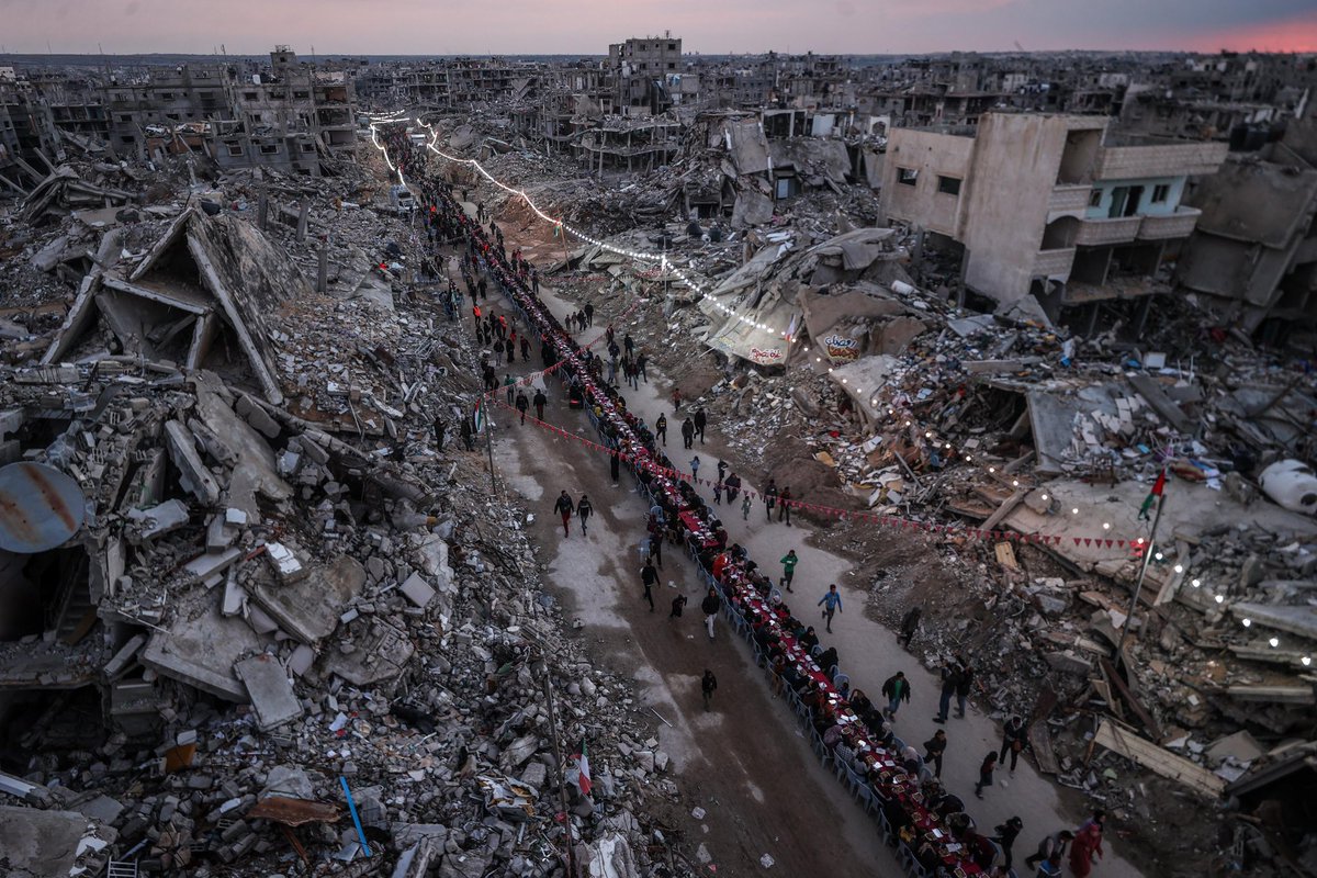 LautaroRivara's tweet photo. Si esta imagen no te conmueve quizás tengas el alma muerta. Los palestinos celebran el Ramadán en una Gaza totalmente devastada. https://t.co/a98KQJg3fz