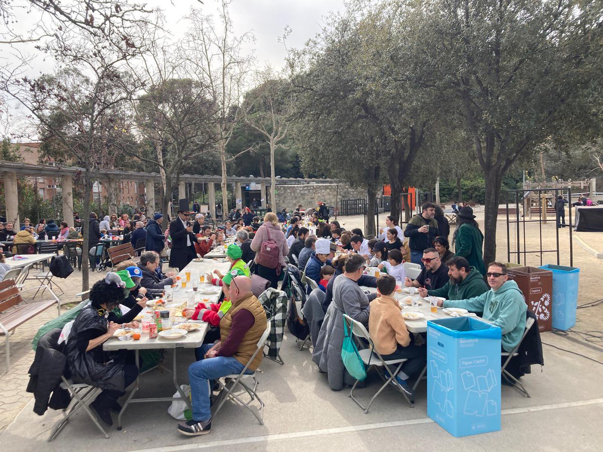 Ahir vam anar tots disfressats a la Rua de Carnestoltes del Coll!!
I després vam cuinar un Ranxo boníssim per a tot el barri 👏🏻👏🏻
Moltes gràcies a totes les famílies que hi vau participar!!!🎉