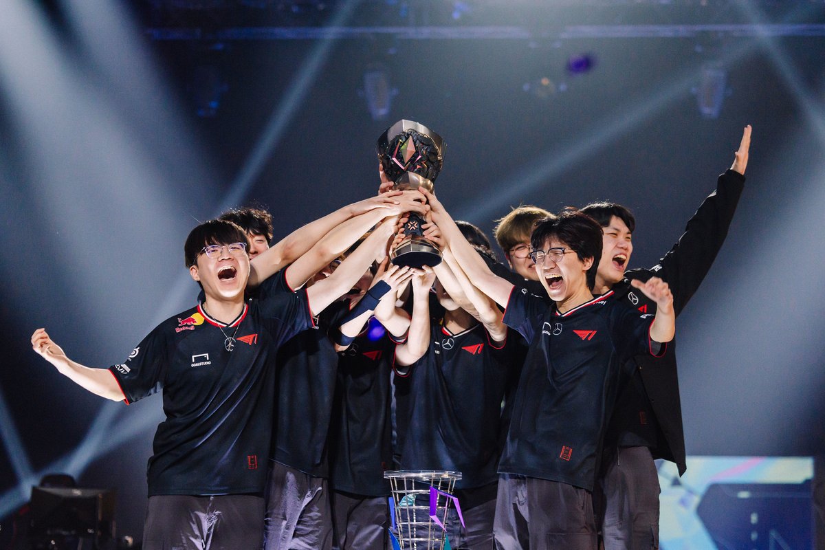 redbullgaming's tweet image. 🏆 @T1 ARE THE #VALORANTMASTERS CHAMPIONS! 🏆