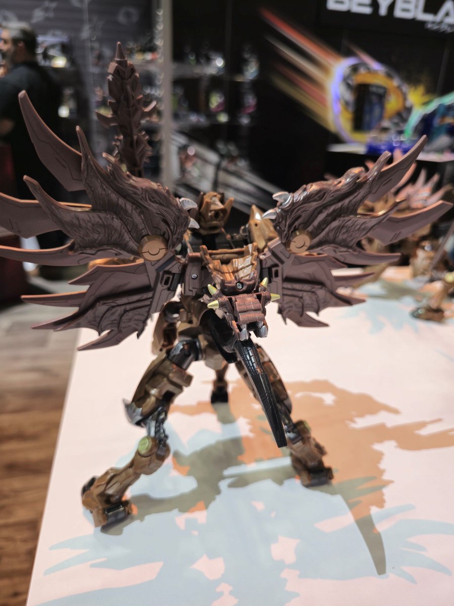 Here are some additional pictures of Onyx Prime. Very impressive in-person. From the official description his tail can also be wielded as a bow #NYToyFair #Transformers