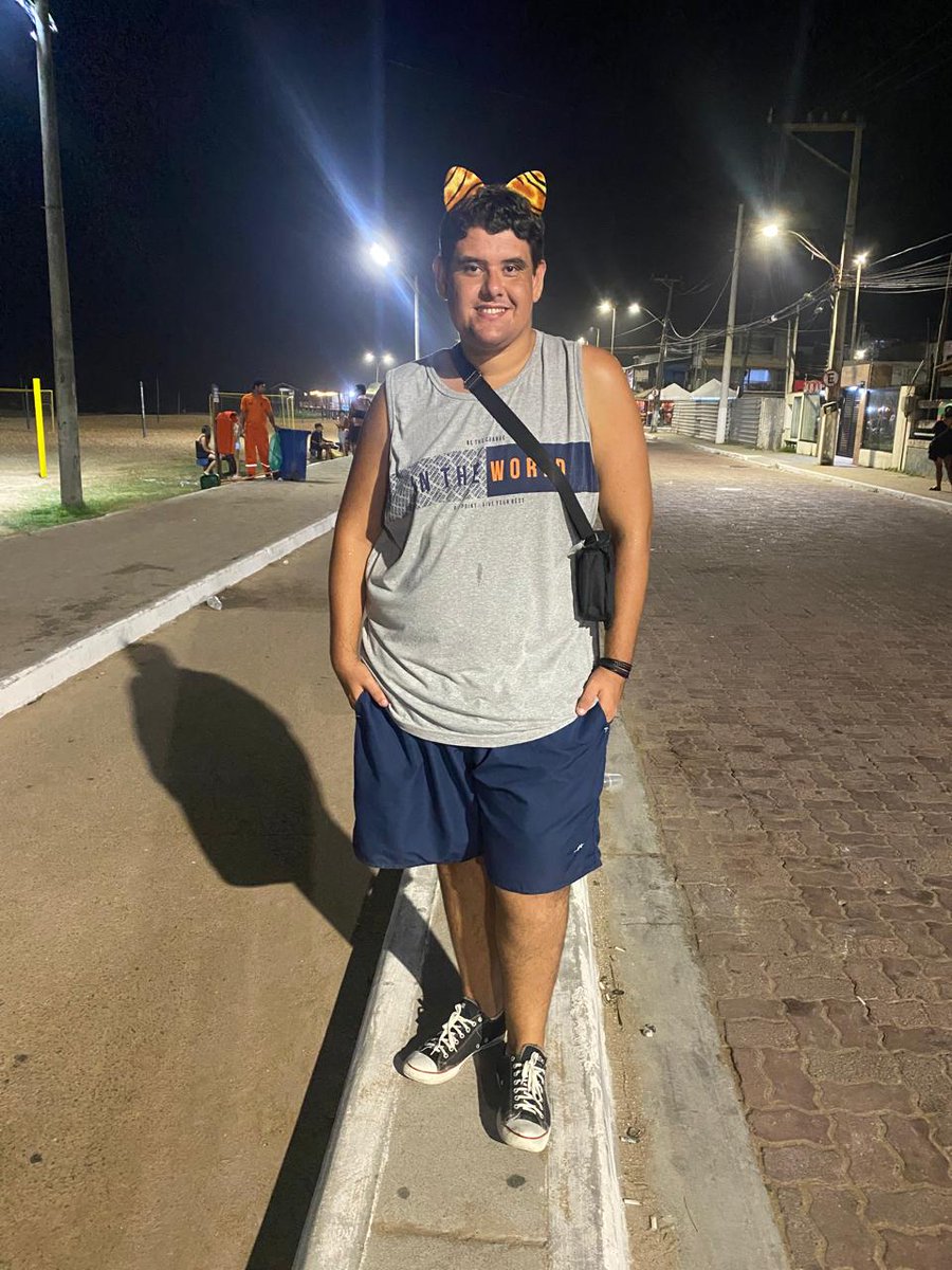 pachooco's tweet image. "Que a solidão me consola daquilo que faltou em mim!"