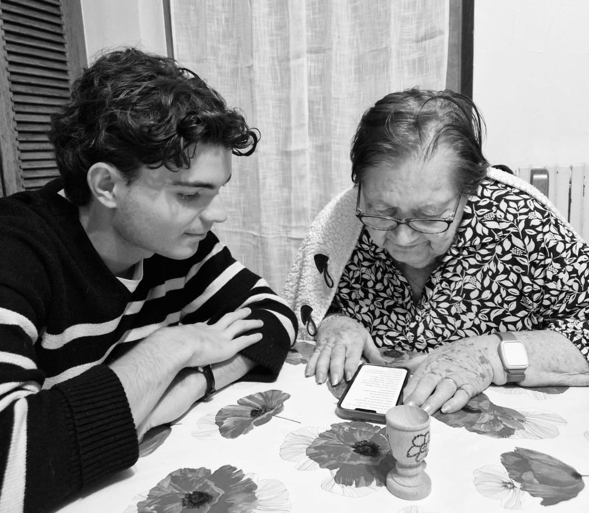 Ma mamie,

Aujourd'hui aurait été ta fête, et demain, tu aurais célébré ton 83e anniversaire. Voilà déjà deux mois que tu nous as quittés. Toi qui as su combler l'absence d'une mère, toi qui m'as appris ce que signifie le mot amour.

Je garderai précieusement ton histoire en