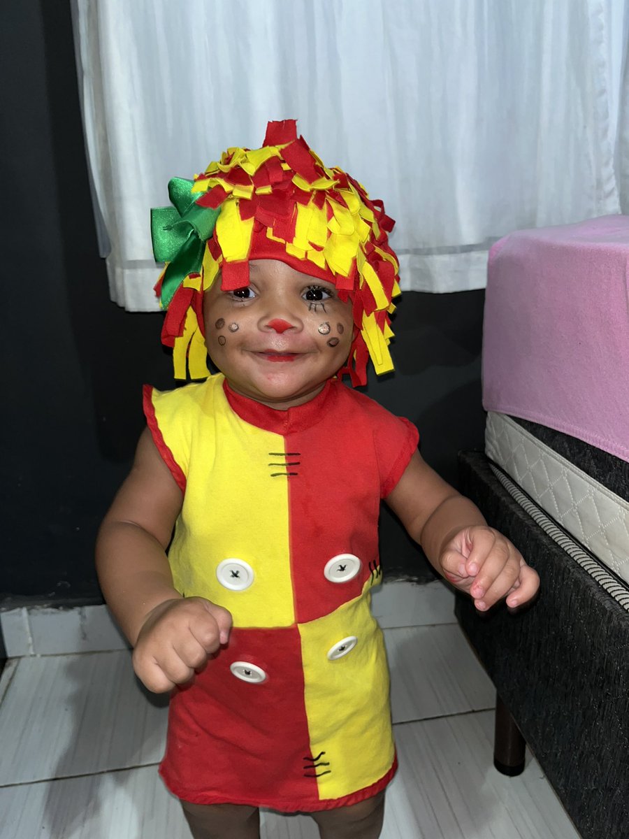 Tassielly2's tweet photo. A Emília mais linda desse mundo🌽💛💛🎉 https://t.co/laEg8mTqyJ