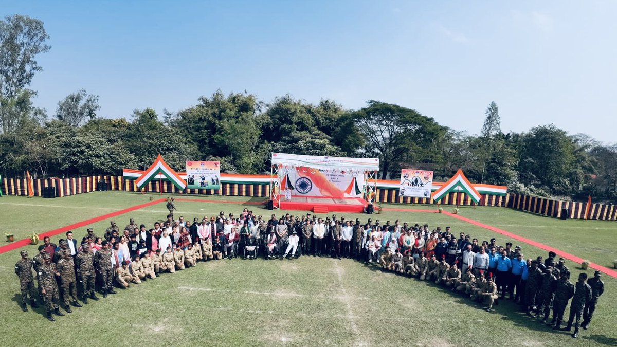 GajrajCorps_IA's tweet photo. They stood for us, now it’s our turn. 🇮🇳

@GajrajCorps_IA organised an Ex-Servicemen Rally in Ghoramari, Assam, uniting 3,800+ veterans, Veer Naris, and families in a heartfelt tribute to their service and sacrifice.

The event provided free medical aid, prosthetics, and a tri-scooter for a disabled soldier, facilitated 600+ job and resettlement opportunities, and set up SPARSH & Aadhaar desks to resolve pension issues. Experts guided veterans on farming, dairy, and fisheries, while volunteers donated blood as a mark of gratitude.

Honouring veterans of the 1962, 1971 & Kargil wars, whose courage laid the foundation of our nation’s security. Their sacrifices will always be remembered with respect and gratitude.

#VeteransFirst #SalutingOurHeroes #IndianArmy #VeerNari #NationFirst

@adgpi 
@easterncomd
@prodefgau