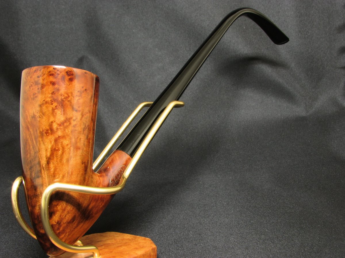 Italian, but not Savinelli ;-) This is CAPRI 673 - a stylish Mediterranean churchwarden with a tall bowl and an elegant long mouthpiece. More information at vkpipes.com/pipeline/capri…