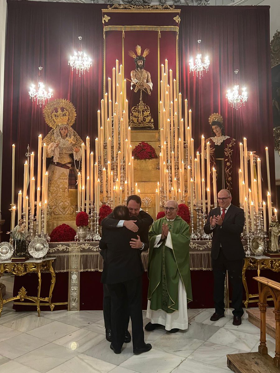 HdadHumildad's tweet photo. ⚜️ #ESCUDODEORO |

En la jornada de ayer, al finalizar el último día de Quinario en honor al Santísimo Cristo de la Humildad, le fue impuesto el escudo de oro a nuestro hermano D. Juan Ramírez Pastor como reconocimiento por su dedicación y entrega a nuestra Hermandad.

@Pvictoriamalaga 

#CofradíasMLG