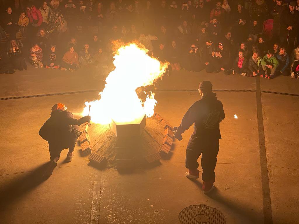 🔥🖤 ENTERRAMENT DE LA SARDINA 🖤🔥

Dimecres 5 de març, 19 h, Plaça de l’Ateneu. Acabem el Carnaval amb foc i festa! 🔥🎭 Vine a acomiadar al Rei carnestoltes com cal!

#EnterramentDeLaSardina #FocIFlama #Carnaval2025 #Cerdanyola