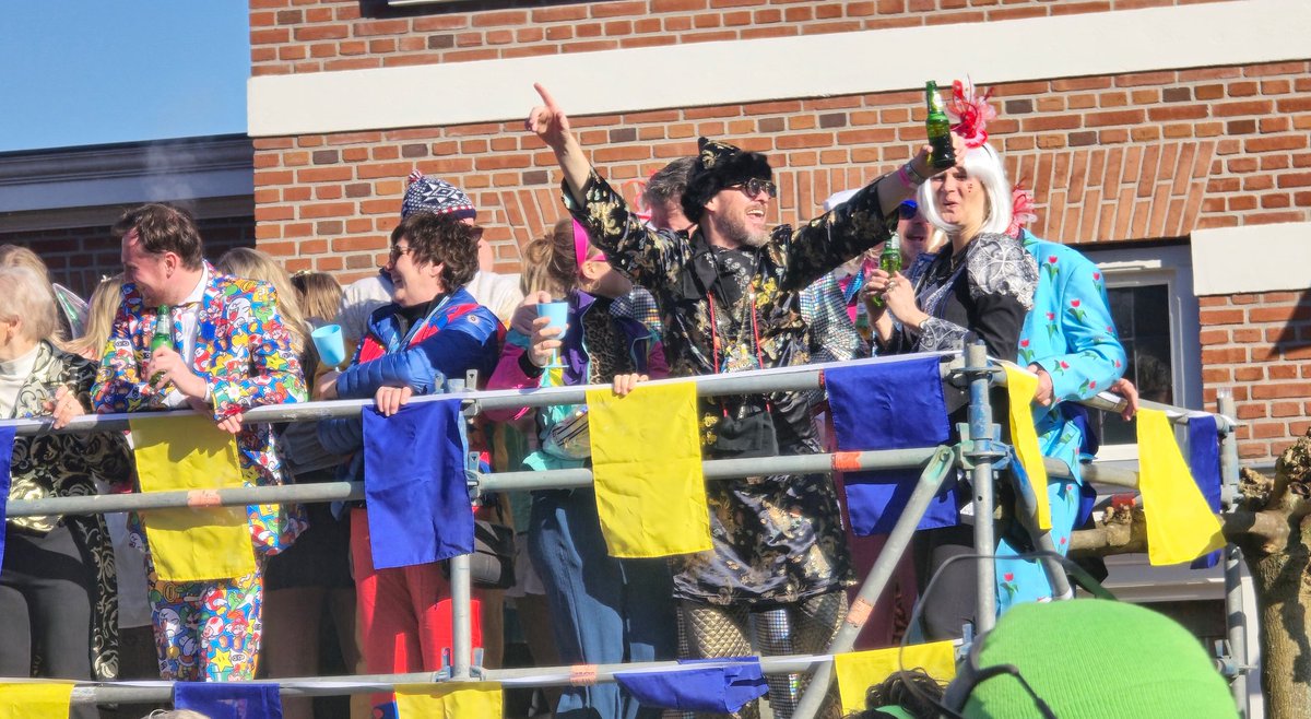 Kim (@xkimvh99) on Twitter photo Erik ten Hag lekker aan het losgaan op carnaval in de Boeskoolstad🥳
#tenhag #fctwente #ManchesterUnited #oldenzaal #boeskoolstad <a href="/deBankzitter/">Leon ten Voorde</a> Erik ten Hag lekker aan het losgaan op carnaval in de Boeskoolstad🥳
#tenhag #fctwente #ManchesterUnited #oldenzaal #boeskoolstad <a href="/deBankzitter/">Leon ten Voorde</a>