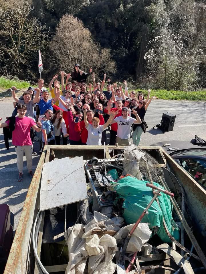 Superbe initiative ❤️ des étudiants Kiné de Nice qui avec l’association #Imarinair ont nettoyé le Rio Sec en ce dimanche ensoleillé 🌞 
Plus de 40 jeunes ont consacré leur journée à cette action en faveur de l’environnement 💦