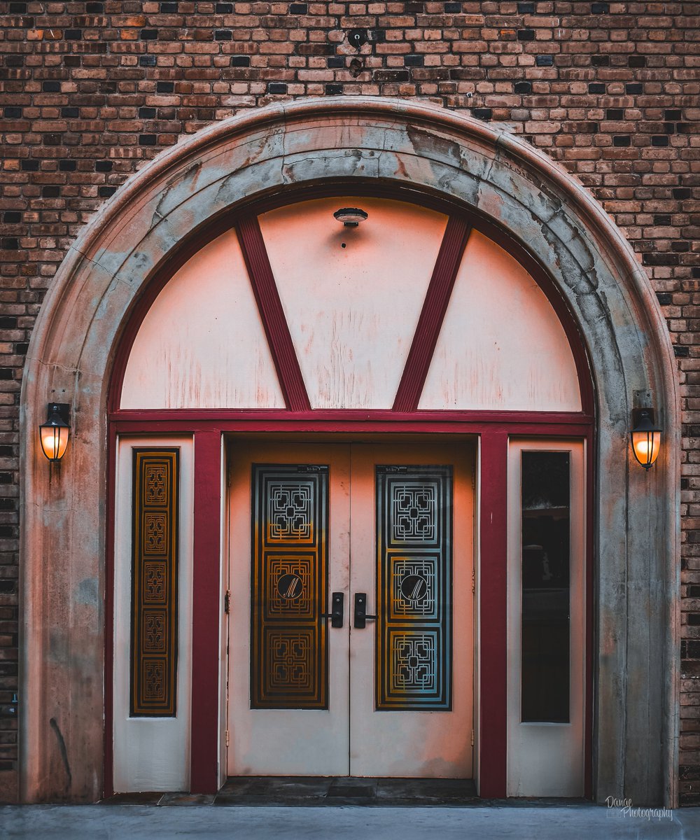 I see this doorway every time I walk my pup and I'm obsessed with it.🚪