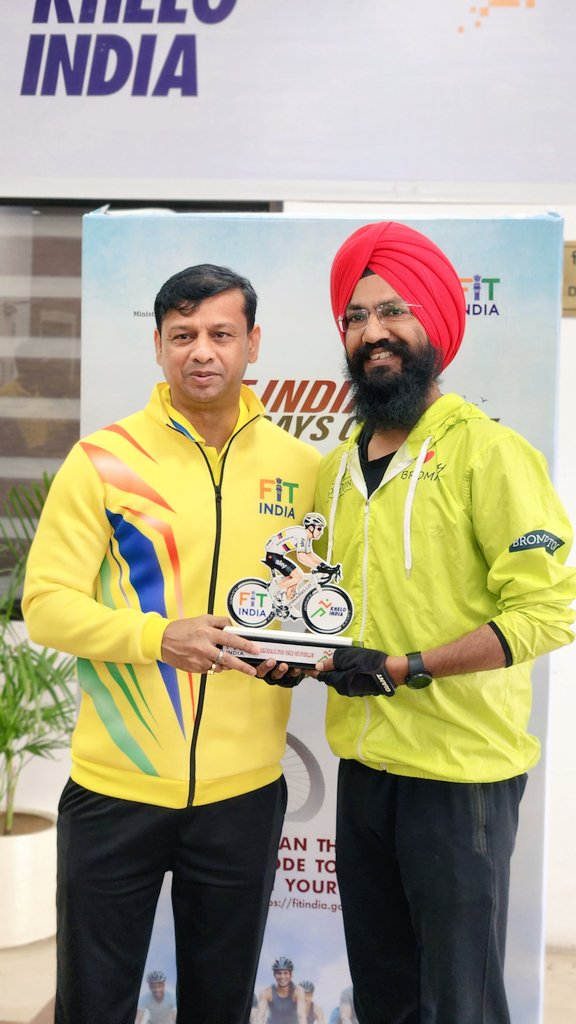 dalipsabharwal's tweet photo. Honored to receive recognition from DDG, SAI, IPS Mayank Srivastava this morning.
I am quite hopeful that by endorsing 'Sundays on Cycle', we are making gradual progress towards making cycling a trend. Now it depends on us as to how we upgrade this movement to #cycleeveryday. https://t.co/PFlxYVYEO0