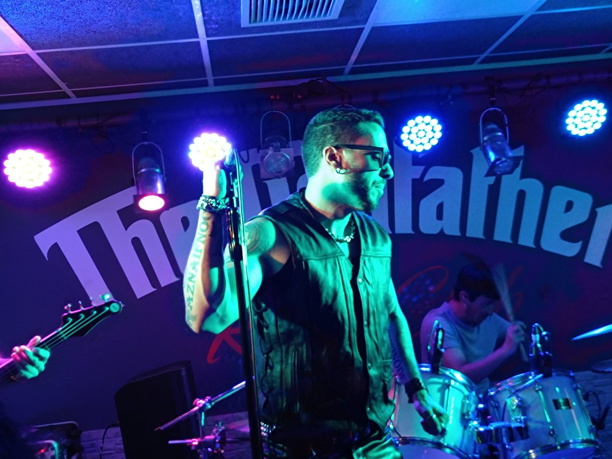 yago822's tweet photo. tarde de pádel y  Noche de rock and roll  de viernes en the godfather en Vallekas con un buen amigo que descubrimos un buen bar por la calle de fofo.

Siempre es bueno estar en Vallecas,es una de las zonas de Madrid de estatus libre asociado con personalidad propia. https://t.co/JBjoUG3T9q